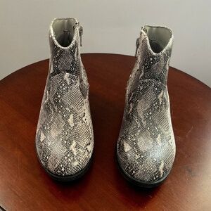 Girls Kat & Jack Black & Gray Snake Skin Ankle Boots Size 1